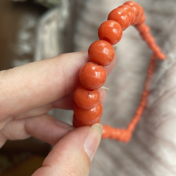 VINTAGE SPECKLED FAUX CORAL GLASS GRADUATED NECKLACE - Picture 8 of 13